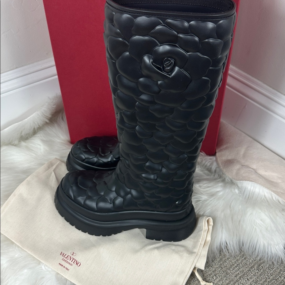 Valentino Garavani Black Atelier Textured Floral Rose Rain Winter Boots 37/7 NWT - Picture 4 of 11